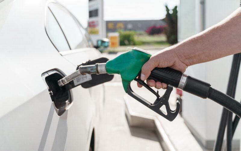 Cientistas convertem plástico em gasolina com 95% de eficiência em uma única etapa
