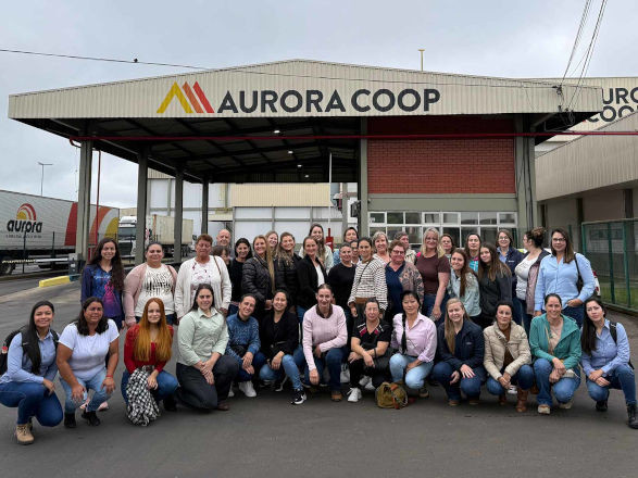 Mulheres da suinocultura da Capal visitam frigorífico da Aurora