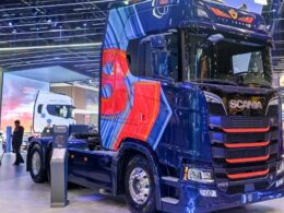 Conheça o Orgulho Sobre Rodas: O Dono do Scania V8 Que Encanta na Fenatran!