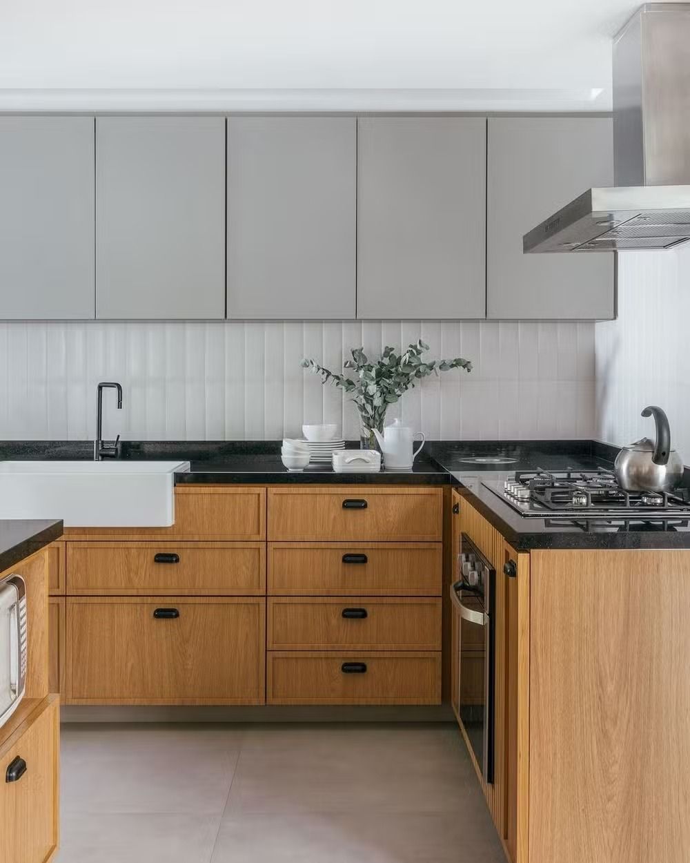 Cozinha em L: como planejado o ambiente no canto da parede