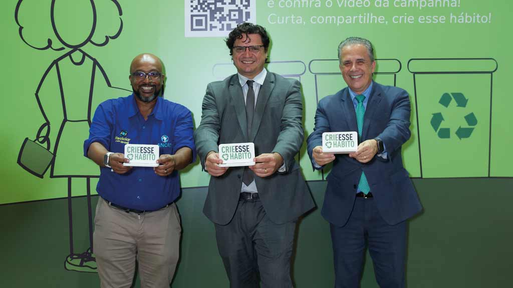 Na imagem aparecem representantes das associações e Ministério do Meio Ambiente e Mudança. Representando a união para estimular o descarte correto