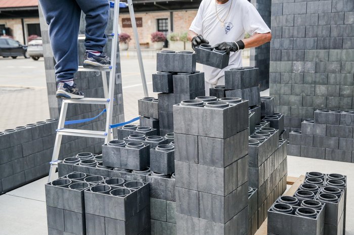 Chega ao Brasil tecnologia que transforma plástico reciclado em tijolos