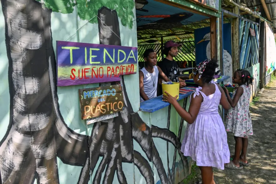 Descubra como as Moedas de Plástico e Óculos de Realidade Mista Transformam o Futuro Sustentável