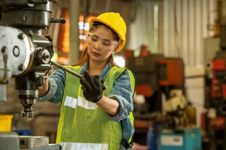 Descubra Como os Jovens Impulsionam um Impressionante Crescimento de 75% no Emprego da Indústria
