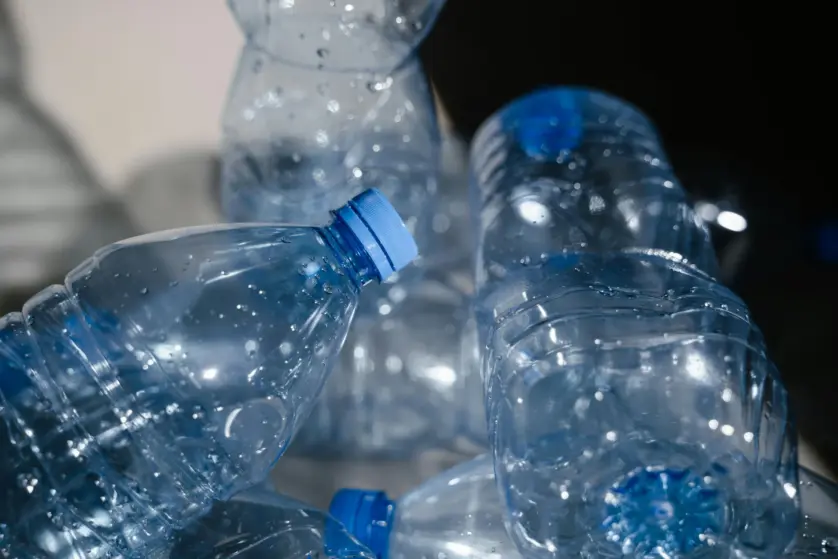 Do Lixo ao Luxo: Como Bactérias e Plástico Podemos Transformar o Mundo e Gerar Combustível Sustentável!