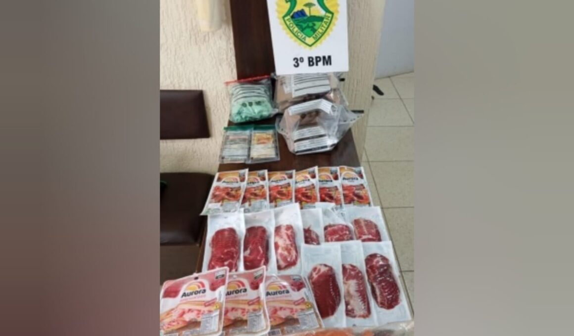 Dois homens são presos pela PM após furtarem embutidos de caminhão frigorífico em operação no interior