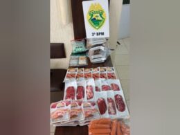 Dois homens são presos pela PM após furtarem embutidos de caminhão frigorífico em operação no interior