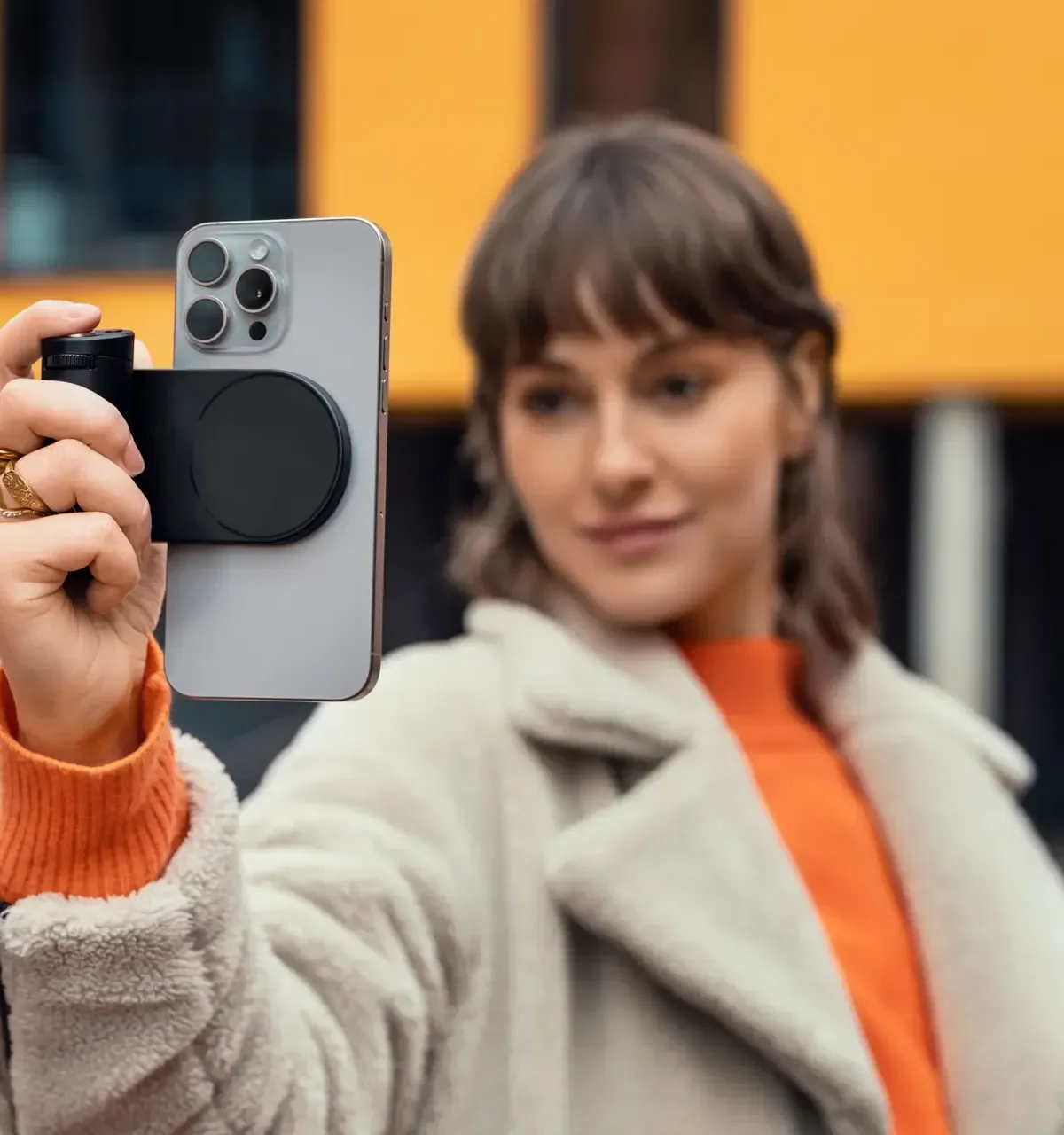 Eleve Suas Fotos com o LUX Grip: O Acessório da Leica que Transforma Seu iPhone em uma Câmera Profissional!