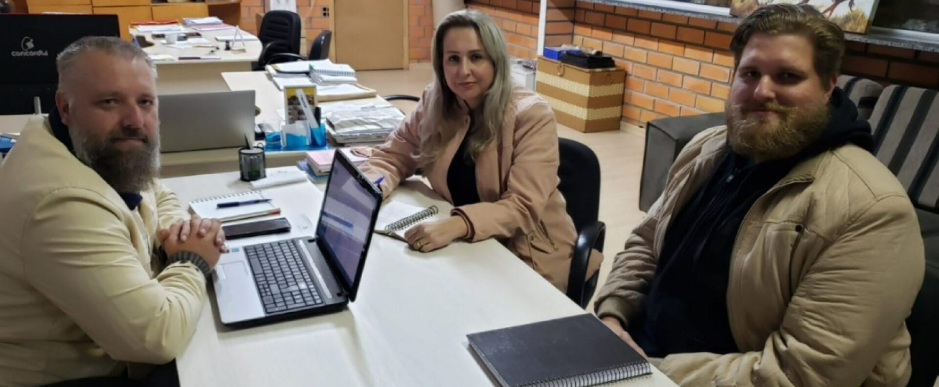 Embalagem com plástico reciclado: revolucionando a indústria de celulose com o laboratório de reciclagem plástica