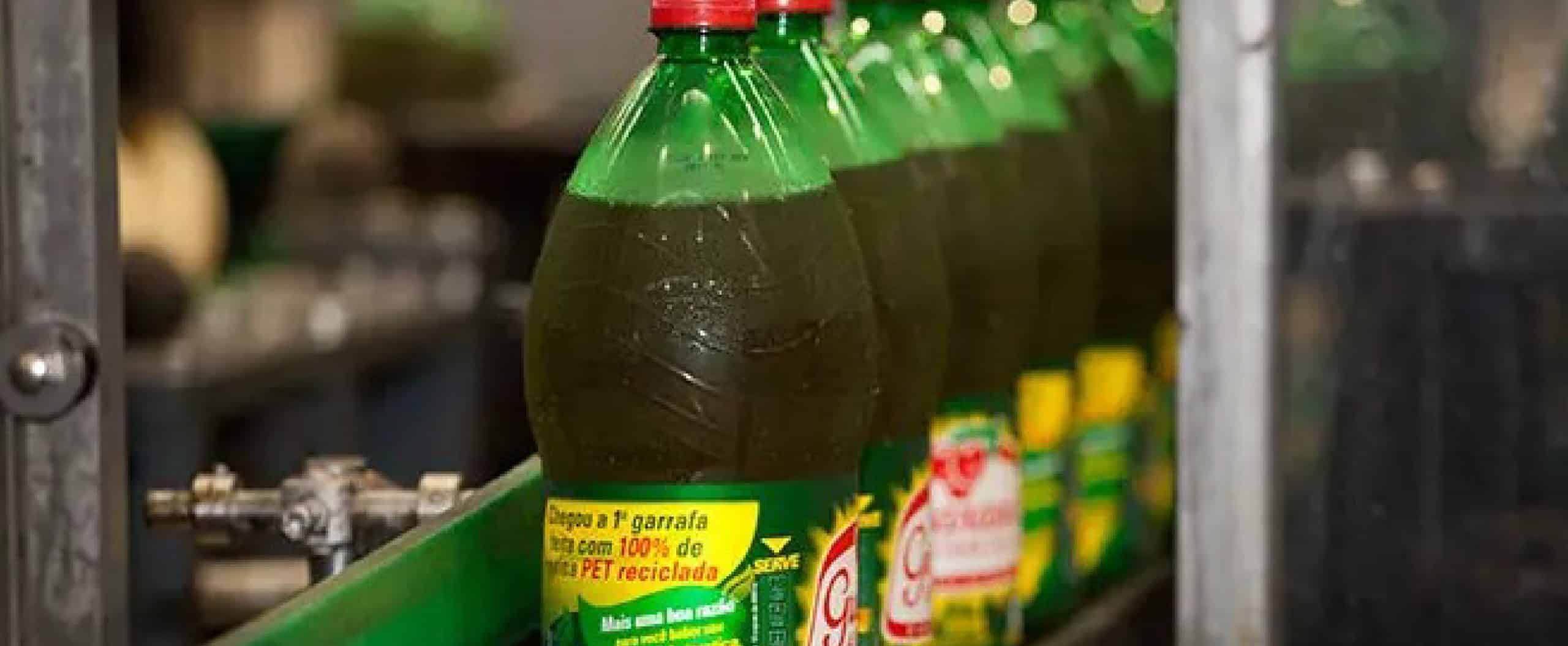 Embalagem de guaraná reciclada: plástico retirado do oceano e produtos neutros em carbono para um consumo consciente.
