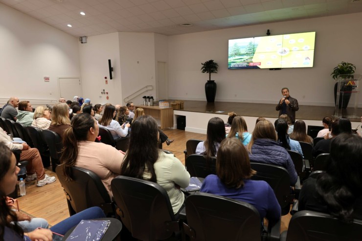 Empresárias rurais do PR visitam frigorífico da Aurora Coop em Chapecó (SC)