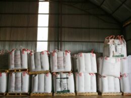 Explosão de Preços: Como a Escassez Global de Fertilizantes Impacta o Seu Bolso e o Futuro da Agricultura