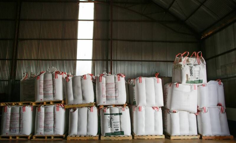 Explosão de Preços: Como a Escassez Global de Fertilizantes Impacta o Seu Bolso e o Futuro da Agricultura