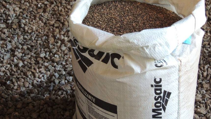 Explosão nas Entregas de Fertilizantes: Desvende os Desafios dos Estoques e da Nova Taxação!