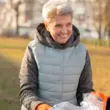 Fábrica de reciclagem de PET, idosos reciclam mais e pisos de plásticos reciclados