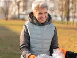 Fábrica de reciclagem de PET, idosos reciclam mais e pisos de plásticos reciclados