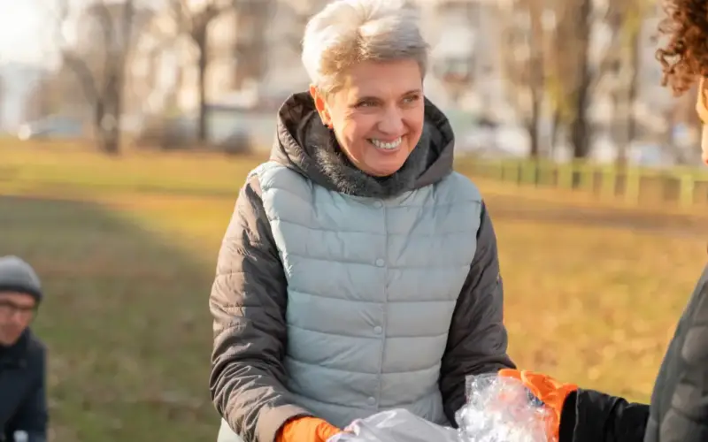 Fábrica de reciclagem de PET, idosos reciclam mais e pisos de plásticos reciclados