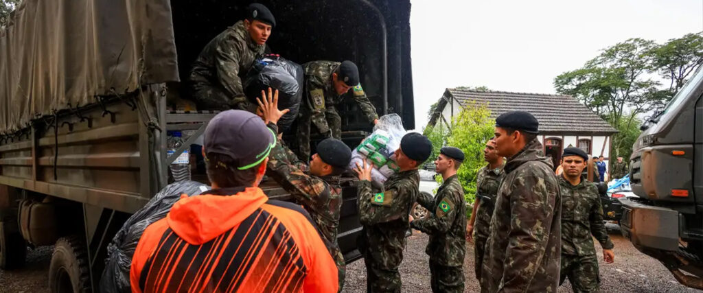 Na imagem aparecem militares ajudando em arrecadações e doações para o Rio Grande do Sul