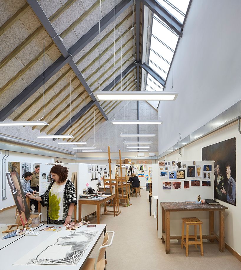 feilden clegg bradley cria estúdios iluminados pelo sol para escola de arte e design no interior da Inglaterra
