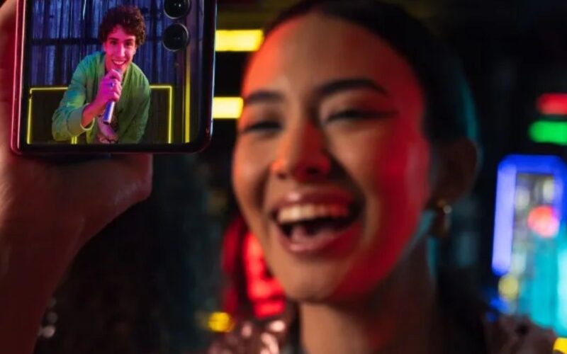 Fernanda ou Oscar? Ganhe até R$ 500 em descontos na Motorola e transforme seu smartphone!
