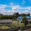 Frigorífico descumpre acordo e continua causando mau cheiro em bairro, dizem moradores.