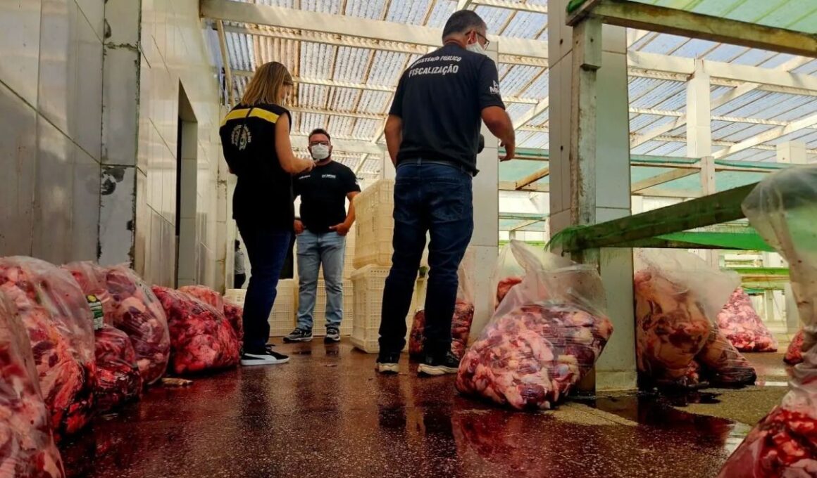 Frigorífico é interditado no AC por irregularidades sanitárias e ambientais
