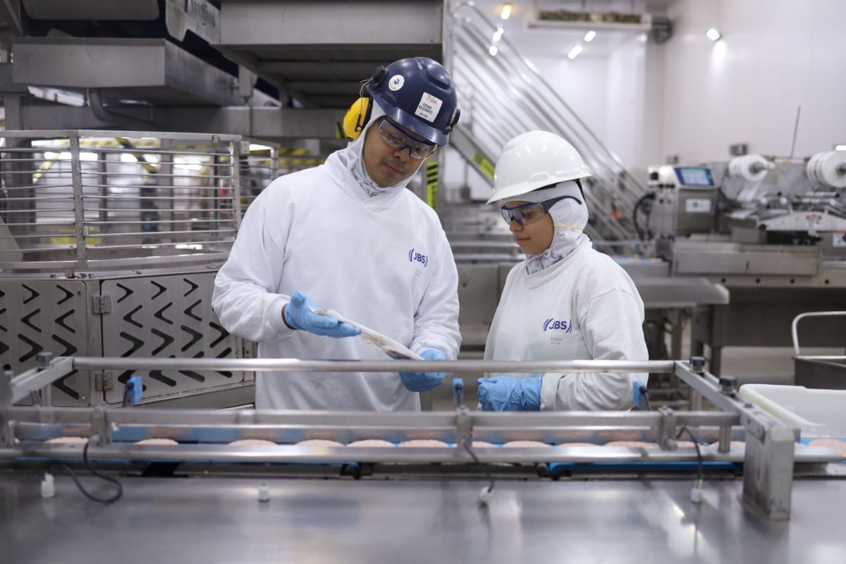Frigorífico está com 200 vagas abertas para operador de produção, em Dourados