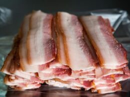 Frigorífico que você tem em casa já produziu bacon e linguiça nos EUA, diz relatório