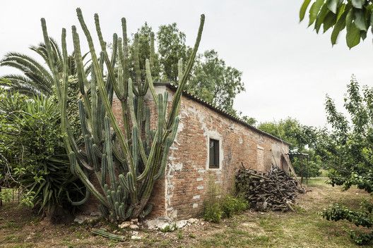 Galeria de Vestiário para jardim com lago / Clara Nubiola – 7