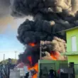 Grande incêndio destrói depósito de plástico em São Carlos