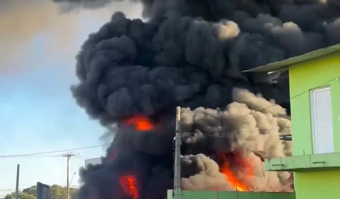 Grande incêndio destrói depósito de plástico em São Carlos