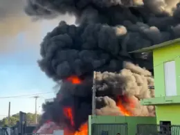 Grande incêndio destrói depósito de plástico em São Carlos