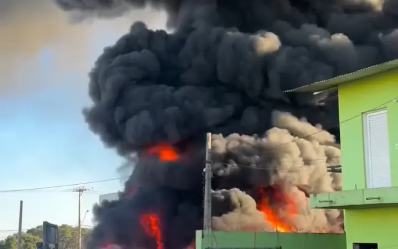Grande incêndio destrói depósito de plástico em São Carlos