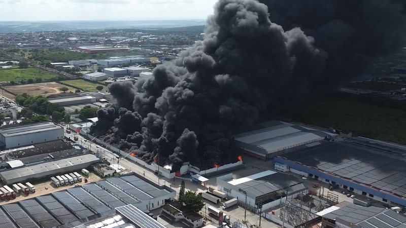 Grupo dono de fábrica de plásticos se pronuncia sobre incêndio que atingiu distribuidora em Maceió