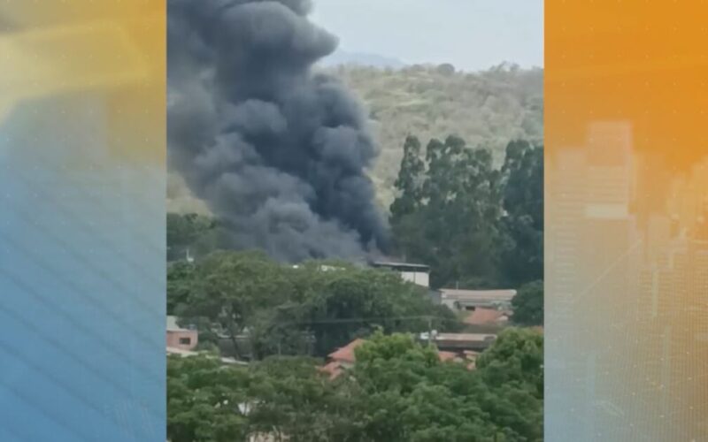 Incêndio em frigorífico mobiliza Bombeiros na Grande BH
