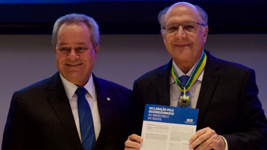 Na imagem aparece presidente da CNI, Ricardo Alban, e vice-presidente da República, Geraldo Alckimn, no evento que presentantes industriais levaram declaração sobre reindustrialização