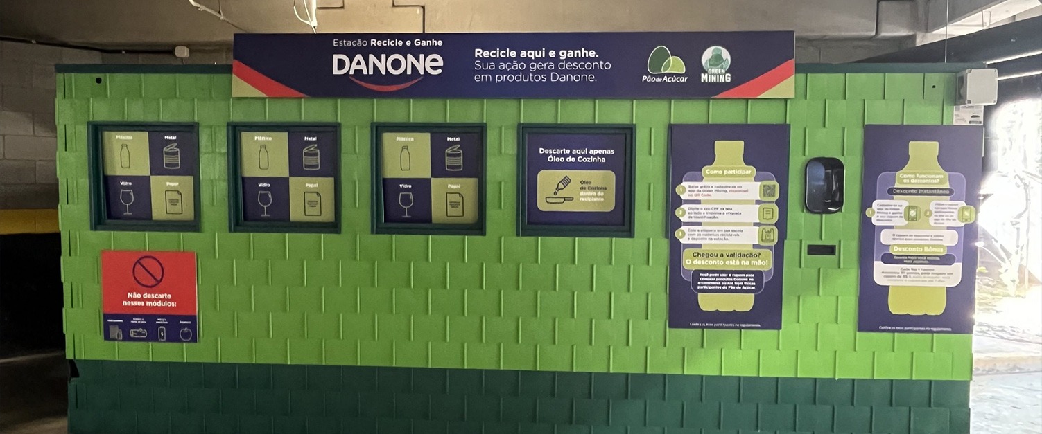 Espaço 'Estação Recicle & Ganhe', o local é verde e azul