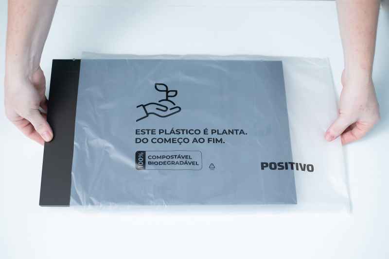 Sacola da marca Positivo feita de plástico de planta