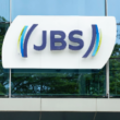 JBS Surpreende com Lucro de R$ 2,9 Bi: O Que Está por Trás do Sucesso com Aves e Suínos?