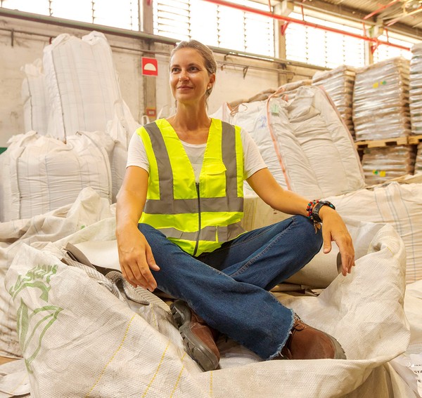 Madeira PVC, Loja de plásticos e 50% de materiais reciclados.