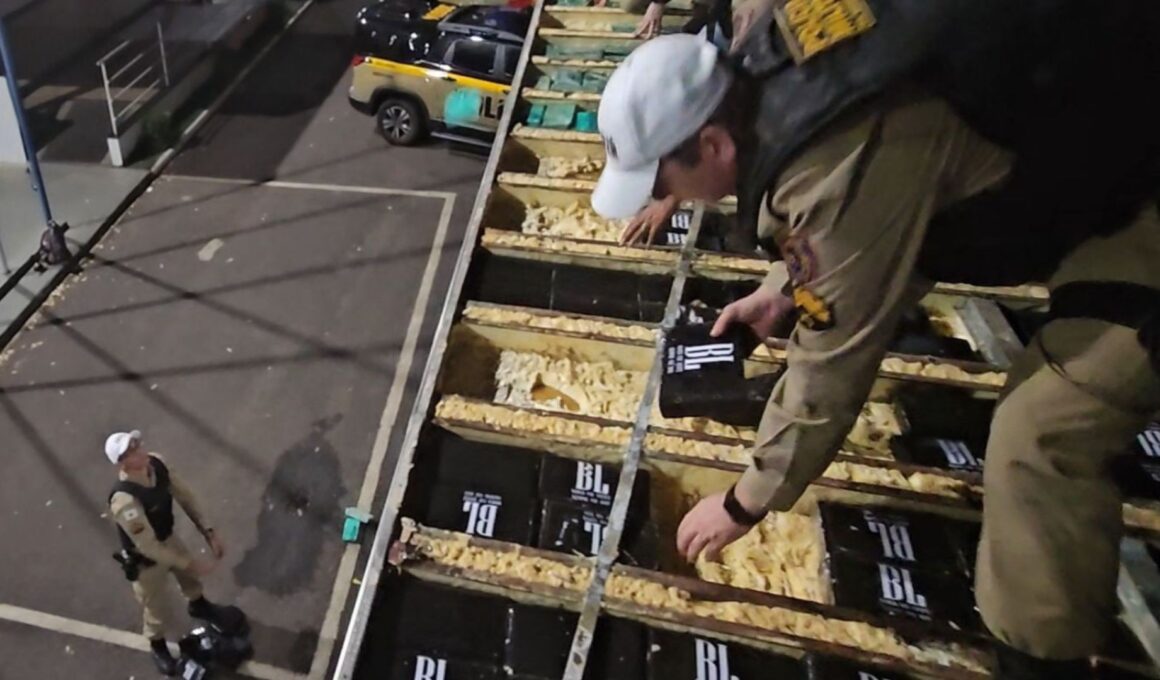 Meia tonelada de cocaína é encontrada em compartimento oculto de caminhão frigorífico
