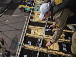 Meia tonelada de cocaína é encontrada em compartimento oculto de caminhão frigorífico