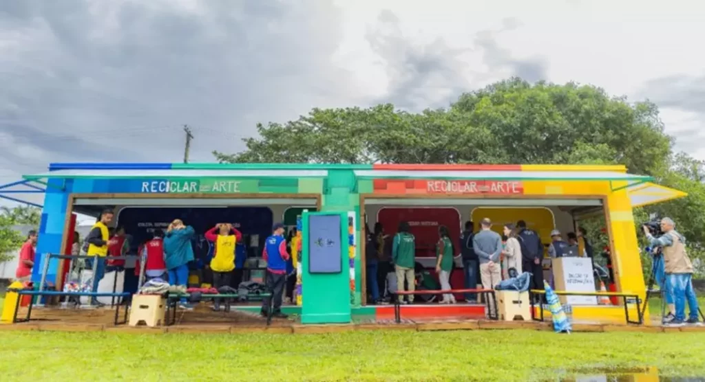 Estruturas no evento de Reciclagem e Arte, locais azul e amarelo