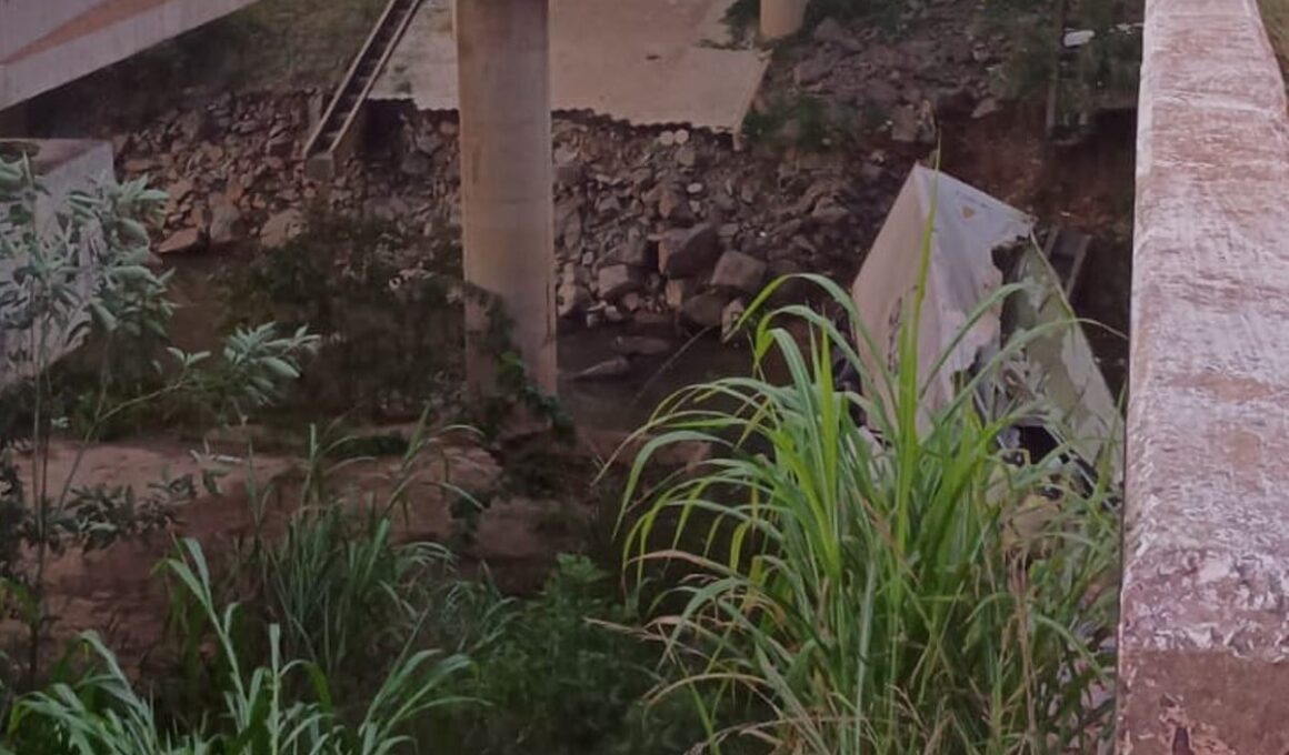 Motorista morre após caminhão frigorífico cair em ribanceira na BR-116, em Minas Gerais Motorista morre após caminhão frigorífico cair em ribanceira na BR-116, em Minas Gerais