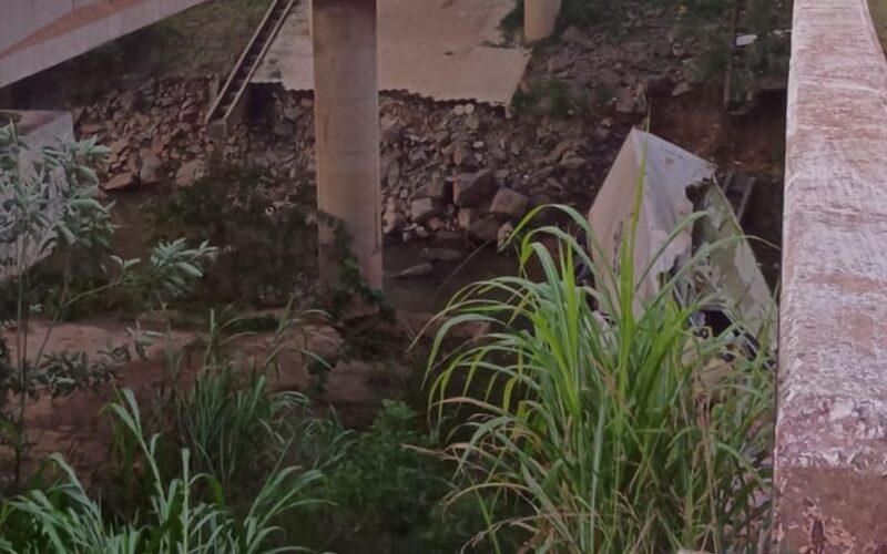 Motorista morre após caminhão frigorífico cair em ribanceira na BR-116, em Minas Gerais