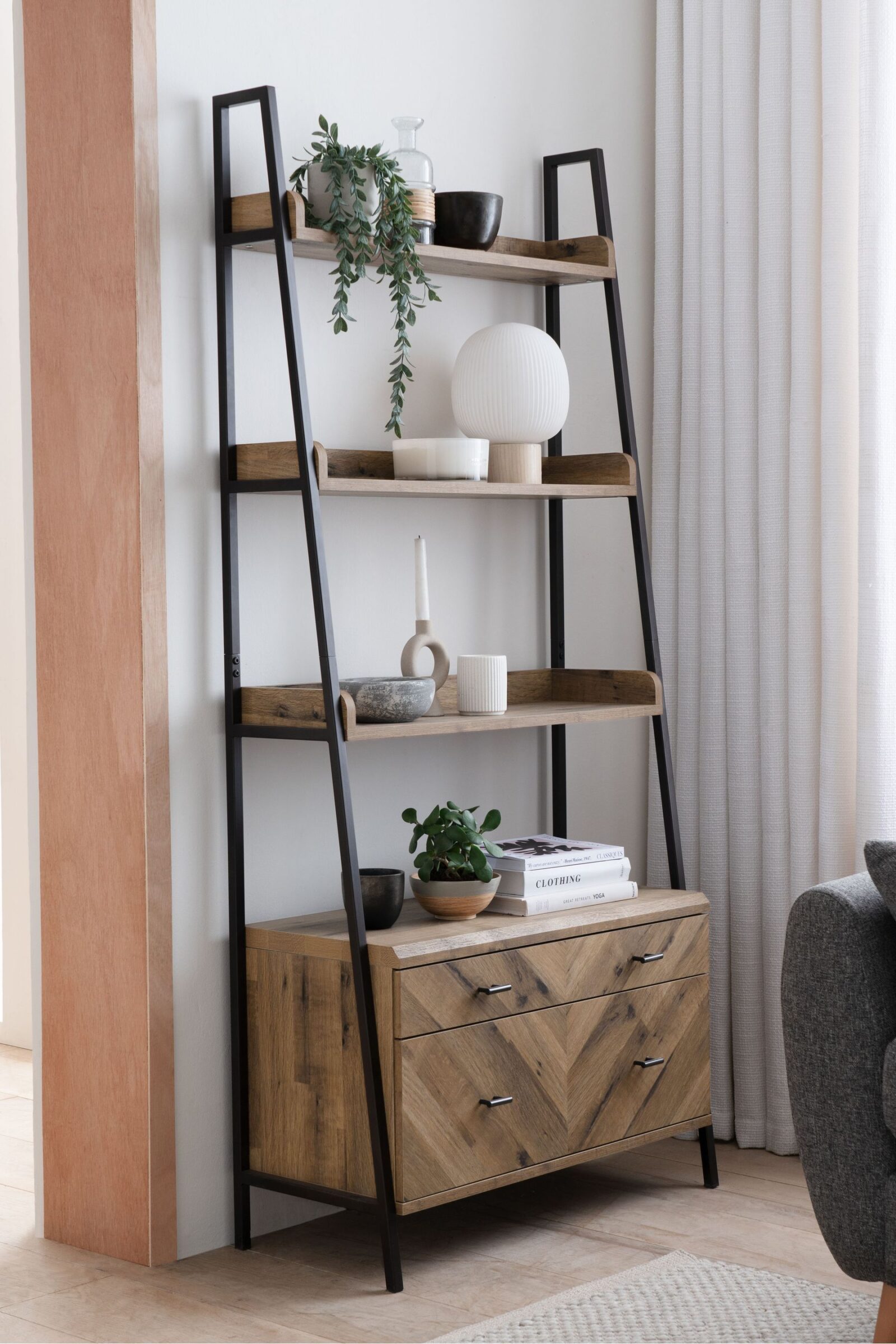 Next Dark Bronx Chevron Oak Effect Storage Ladder Prateleira – Natural