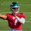 NFL: Quarterback Justin Fields escapa de lesão grave e usará proteção no dedo.