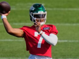 NFL: Quarterback Justin Fields escapa de lesão grave e usará proteção no dedo.