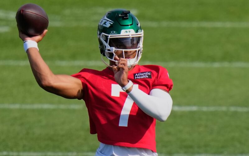 NFL: Quarterback Justin Fields escapa de lesão grave e usará proteção no dedo.