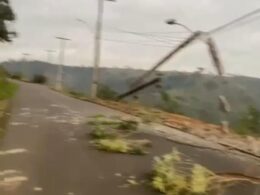 Ônibus de frigorífico colide com poste em Colatina e provoca apagão no bairro São Miguel
